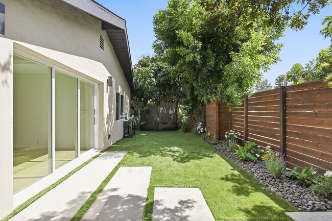 Building Photo - Beautiful modern 3 Bed + 2 Bath House