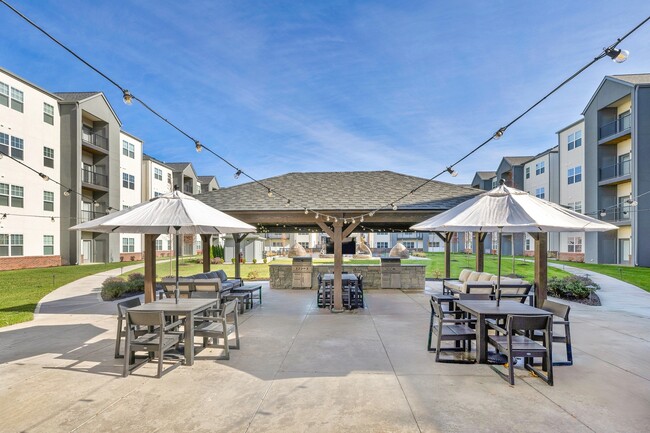 VistaRiverwest-Cocina al aire libre con parrilla y asador giratorio3 - Vista Riverwest