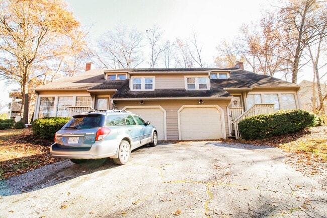 Building Photo - 16 E Clarkson Rd Unit B