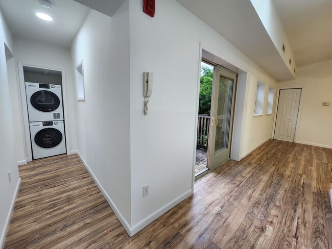 Building Photo - Spacious studio with deck available in NoLibs starting March 1st Unit E