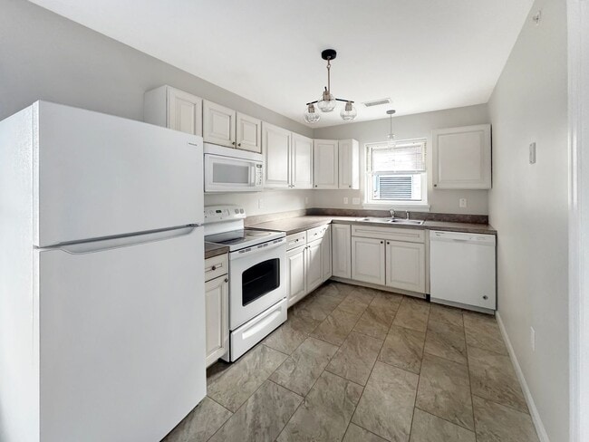 Building Photo - 414 W Fourth Street Unit 3 Rear