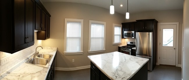 Building Photo - 1939 N Bartlett Ave Unit Upper Flat