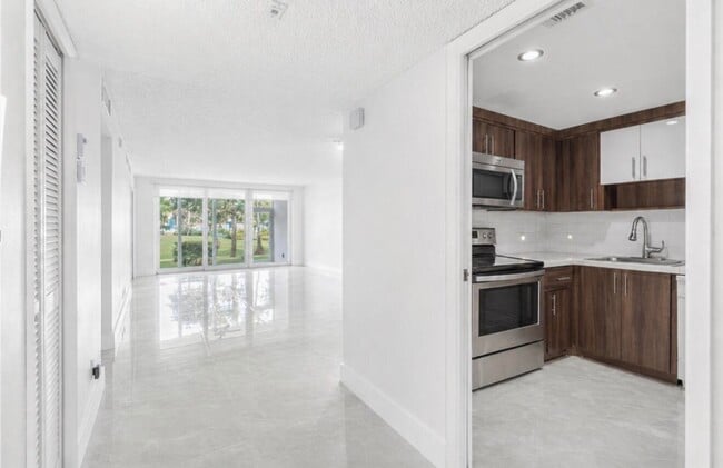 Photo - 500 Oaks Ln Unidad 110