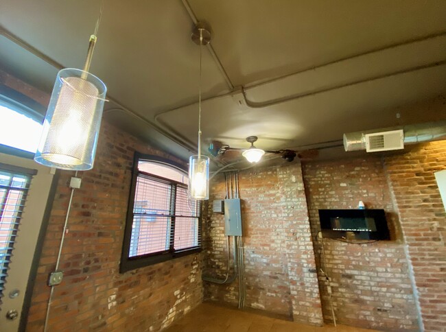 Building Photo - 1810 3rd Ave Unit 1 Rental