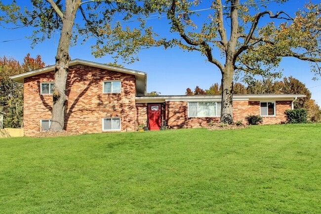 Building Photo - Charming Corner Lot Brick Home With 3-Bedr...