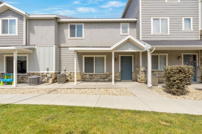 Building Photo - Beautiful 2 Story Townhome in Vineyard w/ ...