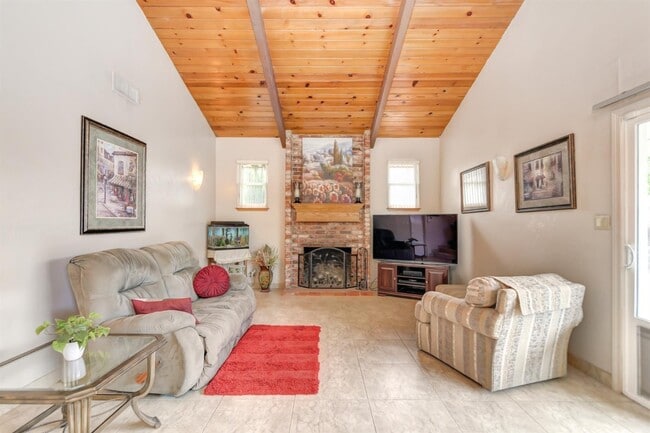 Family Room (14' x 28') - 1703 Russell Way