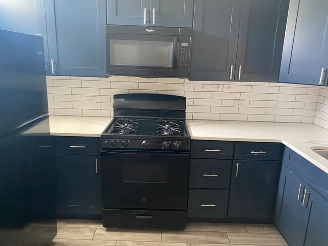 Photo - Spacious south side 3-bedroom beauty Unit 6402 S eberhart - 2S