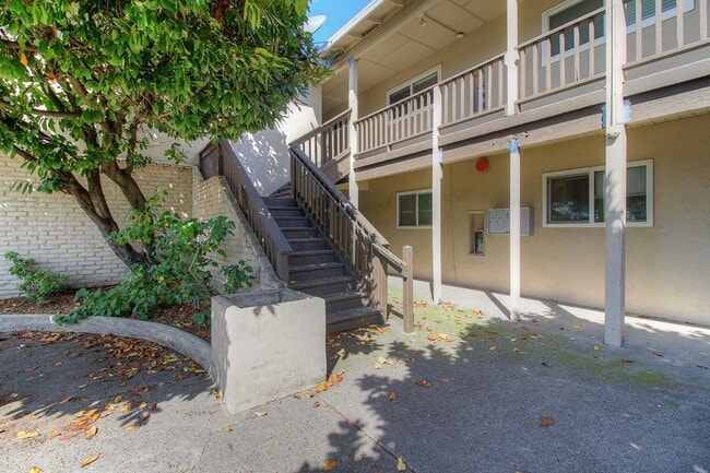 Photo - 805 W 9th St