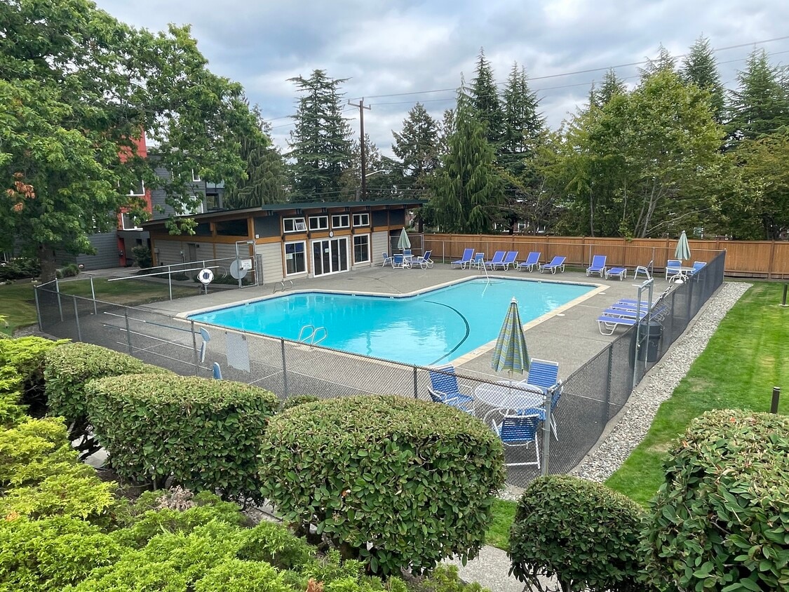 Nice community pool and cabana - 7001 Sand Point Way NE (Seattle, WA)