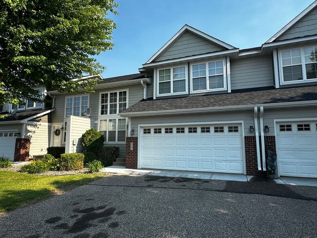 Building Photo - 3 bedroom town home