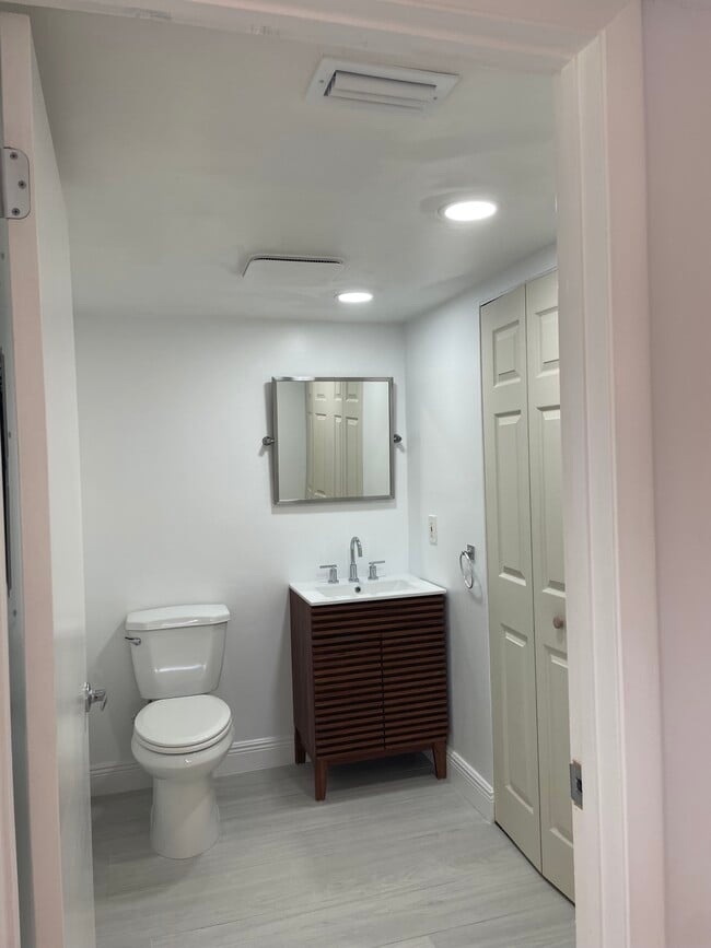 1/2 bath room / laundry room - 3878 Victoria Dr