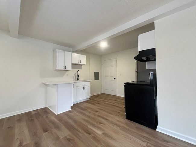 Photo - Newley Renovated Studio!