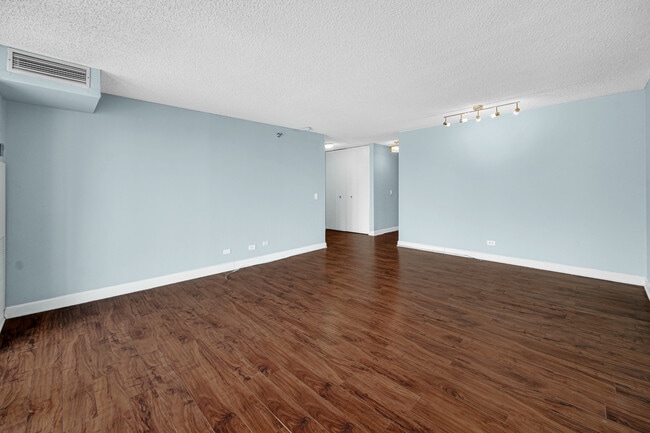 Photo - 200 N Dearborn St