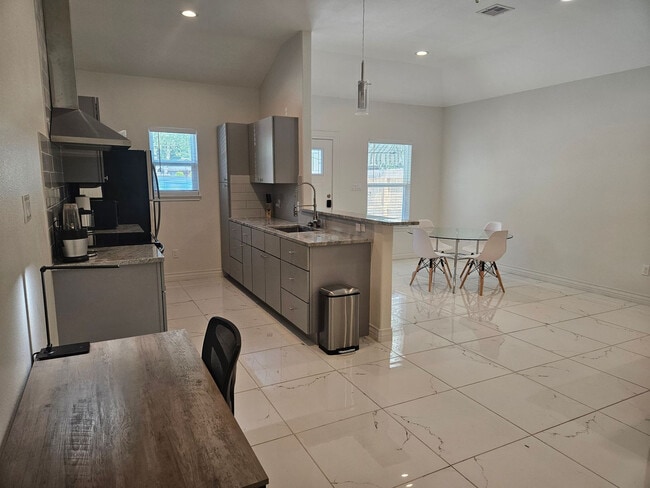 Photo - 702 5th St Unidad ID1268422P