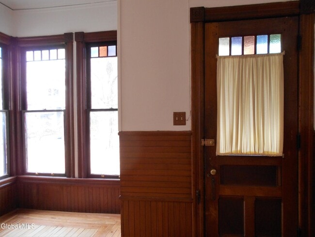 Building Photo - 8 5th Ave Unit 2