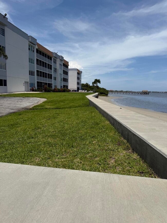 Building Photo - 1516 S Lakeside Dr Unit 107