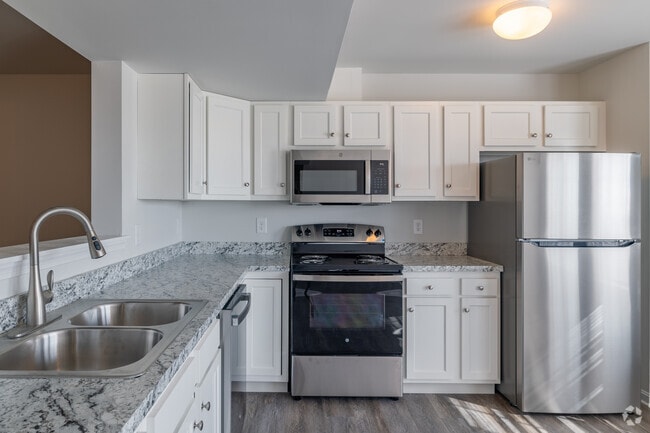 3BR, 2BA - 1,420SF - Kitchen - Smith Farm Apartments