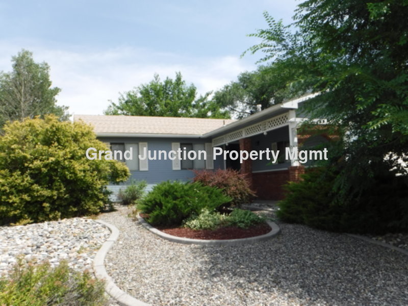 Cute 3 bedroom house. Well maintained. - Cute 3 bedroom house.  Well maintained.