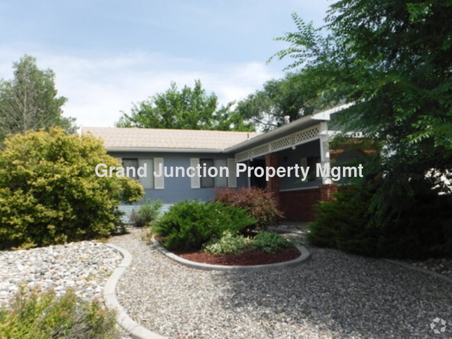 Building Photo - Cute 3 bedroom house. Well maintained.