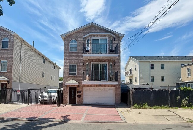 Building Photo - 87 Wallis Ave Unit 2