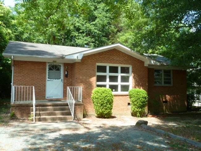 Building Photo - 3br house w/ yard, off-street parking, woo...