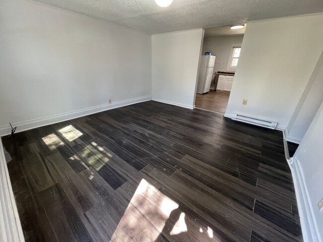 Photo - 2 bedroom bungalow in convenient Hillsboro...