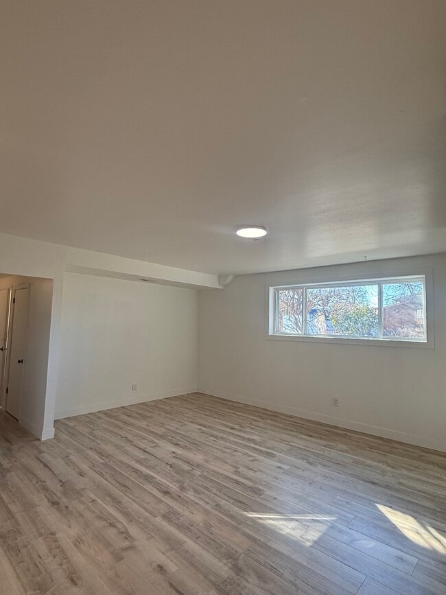 Photo - 6828 W Kirkwood Dr Unidad Basement Apartment