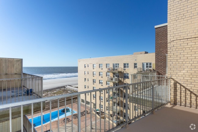 1BR,1BA -821SF - Patio