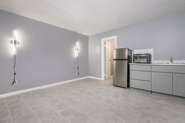 Building Photo - La Luna Luxury Suites Unit 620 W Amarillo Blvd #01