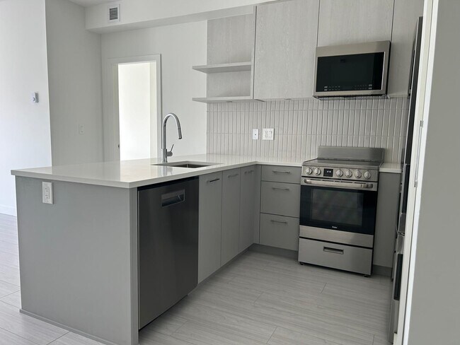 2425-2166 166 St Unit 113