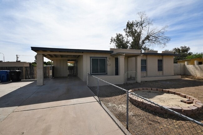 Building Photo - 3 bed 2 bath home in Mesa $1850 per mo plus fees Large Lot