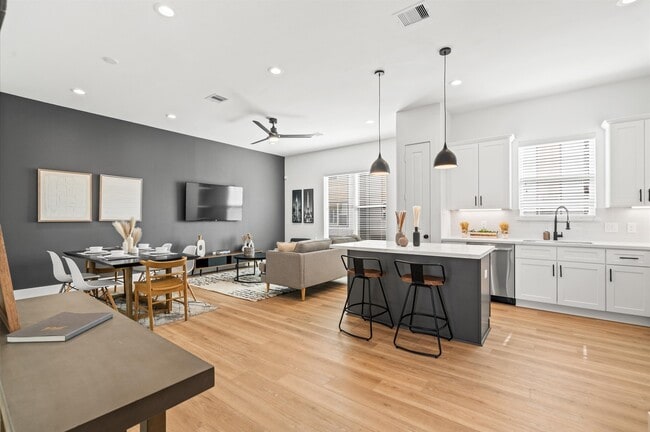 Building Photo - 5216 Green Pine Tree Dr