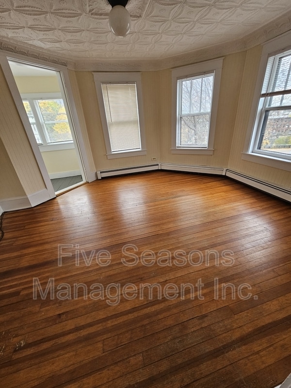 Photo - 465-467-467 Colchester Ave