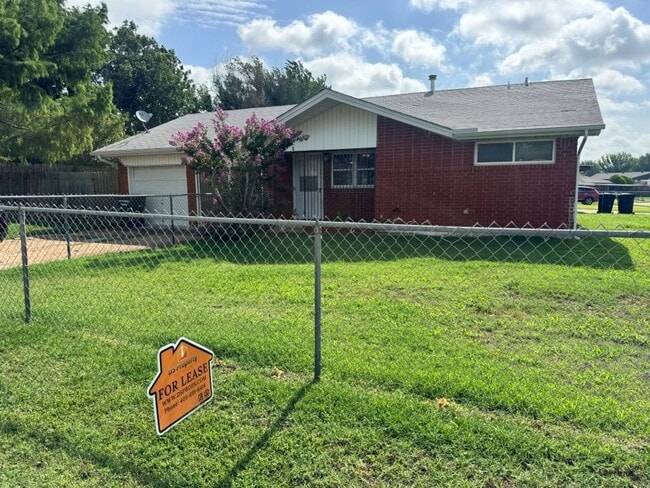 Building Photo - 2 bed , 1 and a 1/2 bath, garage conversion with two living rooms and a storage space! Moore scho...