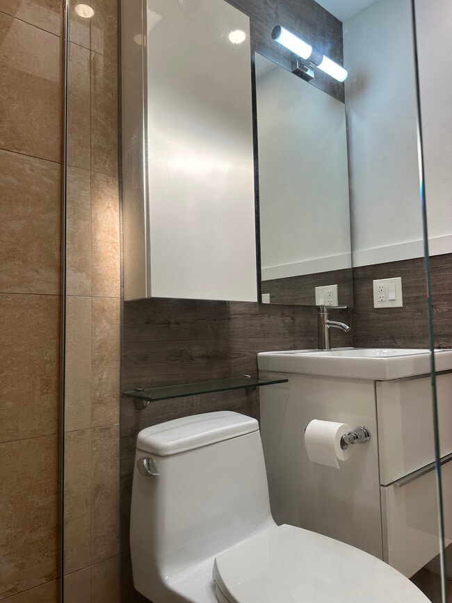 Photo - 1008 NE 11th St Unit Front  1008