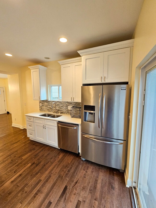 Photo - 389 W 4th Ave