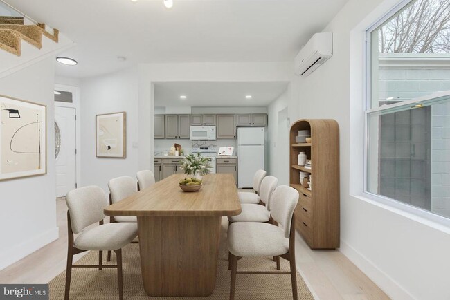 Building Photo - 745 Kenyon St NW