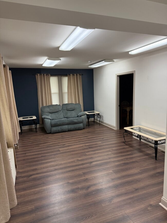 Living room - 1018 Main St Unit 1