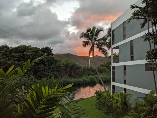Building Photo - 3 bedrooms, 2 full bathrooms Quiet End Unit 209B