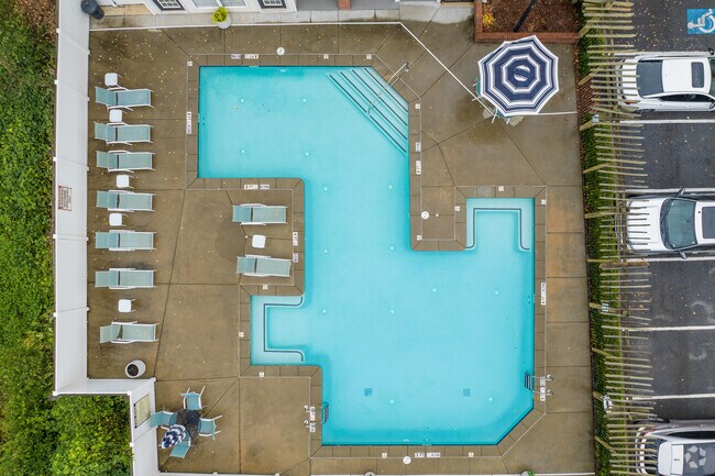 Pool - Lakeshore Crossing