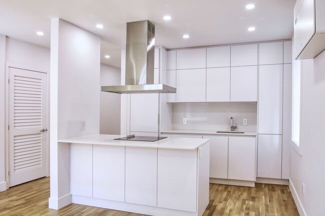Building Photo - 2100 Rue du Fort Unit 312