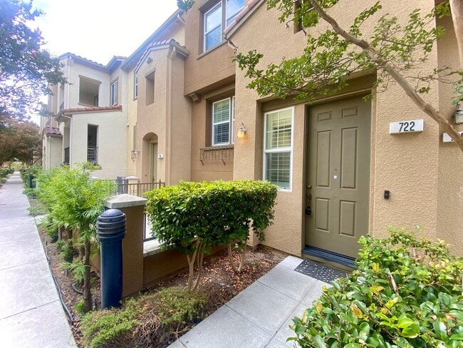 Building Photo - Elegant 3-Bedroom Residence in Private Gat... Rental