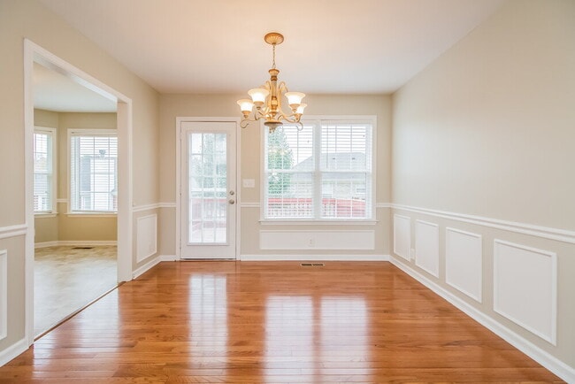 Photo - 2910 Iona Dr
