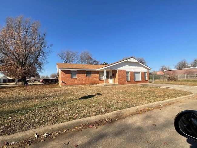 Building Photo - 3 bed. 1.5 bath 2 living areas