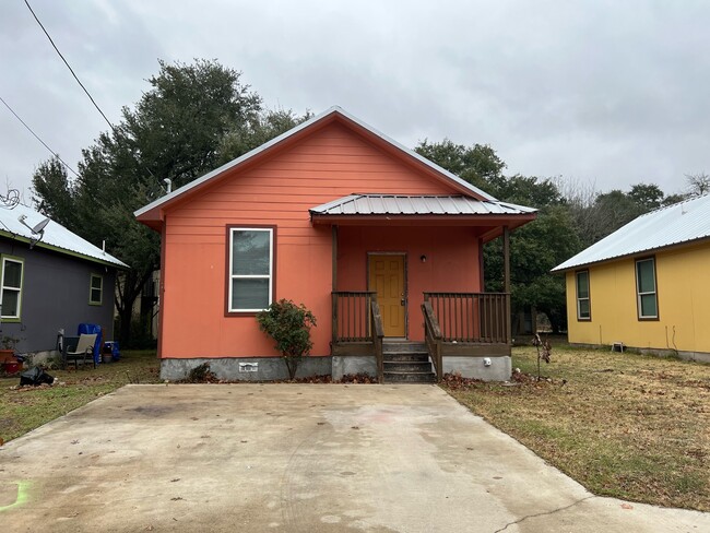 Building Photo - 1015 Fir Ln