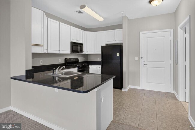 Photo - 8045 Newell St Unidad 523