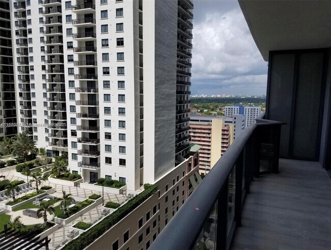 Photo - 55 SW 9th St Unidad 1604