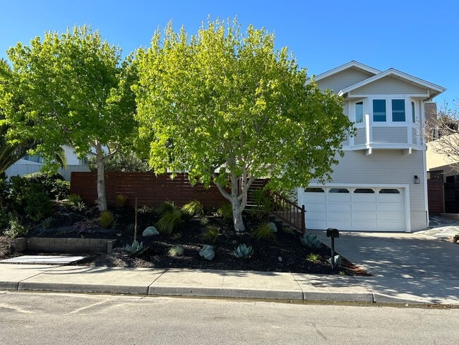 Photo - Updated 3 bedroom 2.5 bath with yard