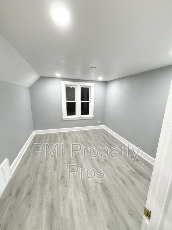 Photo - 2057 N 32nd St